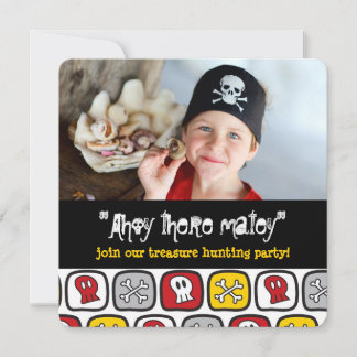 Invitación de cumpleaños de pirata con calaveras y