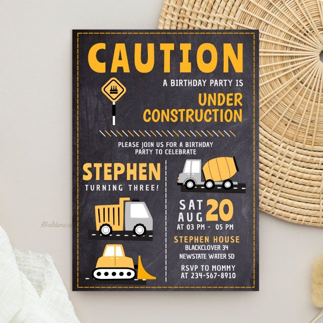 Invitación de cumpleaños de pizarra de construcció (Construction Chalkboard Birthday Party Invitation)