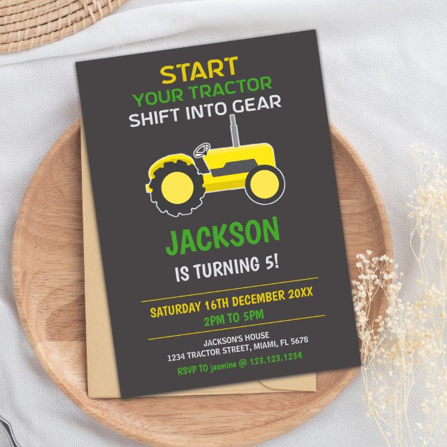 Invitación de cumpleaños de Tractor amarillo y neg (Yellow Black Tractor Birthday Invitations)
