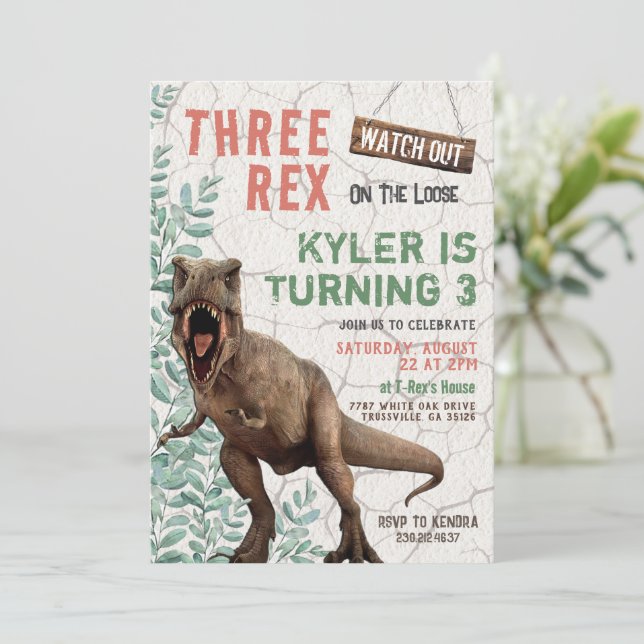 Invitación de cumpleaños de tres dinosaurios Rex (Anverso de pie)