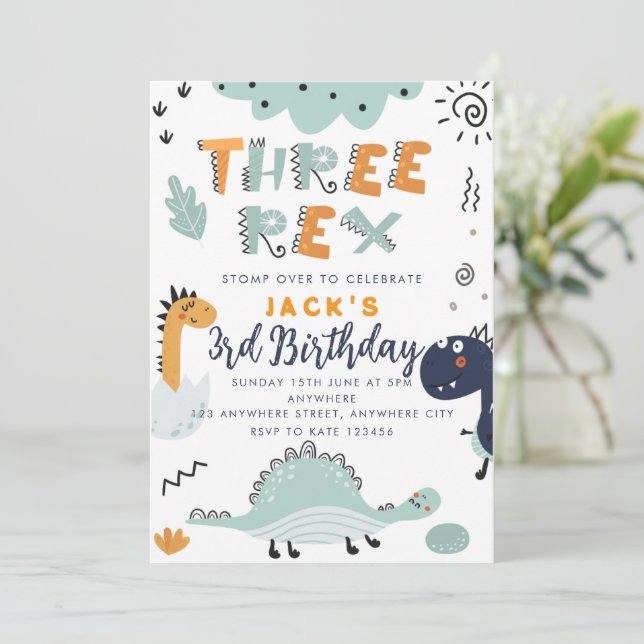 Invitación de cumpleaños de tres Rex de dinosaurio (Anverso de pie)