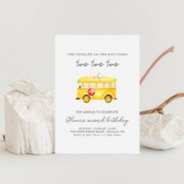 Invitación de cumpleaños de un niño pequeño en un 