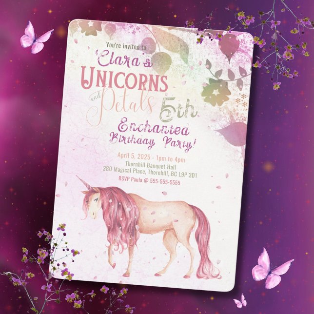 Invitación de cumpleaños de Unicornios y Pétalos (This Unicorn and Petals  birthday invitation is a great mix between beauty and sophistication.)