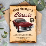 Invitación de cumpleaños del clásico del coche roj<br><div class="desc">Invite a sus huéspedes con esta fiesta de cumpleaños vintage que incluye un hermoso coche vintage y una tipografía retro con un fondo de pergamino. Simplemente agregue los detalles de su evento en esta plantilla fácil de usar para convertirla en una invitación única. Voltea la tarjeta para mostrar una textura...</div>