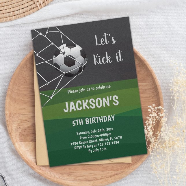 Invitación de cumpleaños del partido de fútbol ver (Green Black Goal Soccer Invitation White Text)