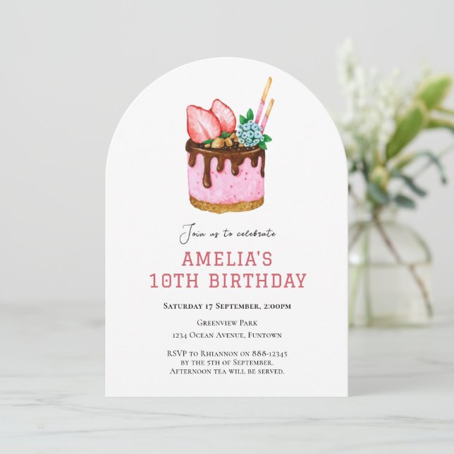 Invitación de cumpleaños del pastel de fresa rosa (Anverso de pie)