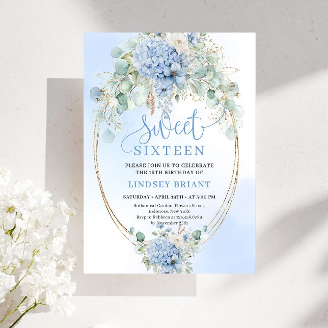 Invitación de Cumpleaños Dieciséis con Escritura M (Modern Script Blue Hydrangeas Sweet Sixteen Invitation)
