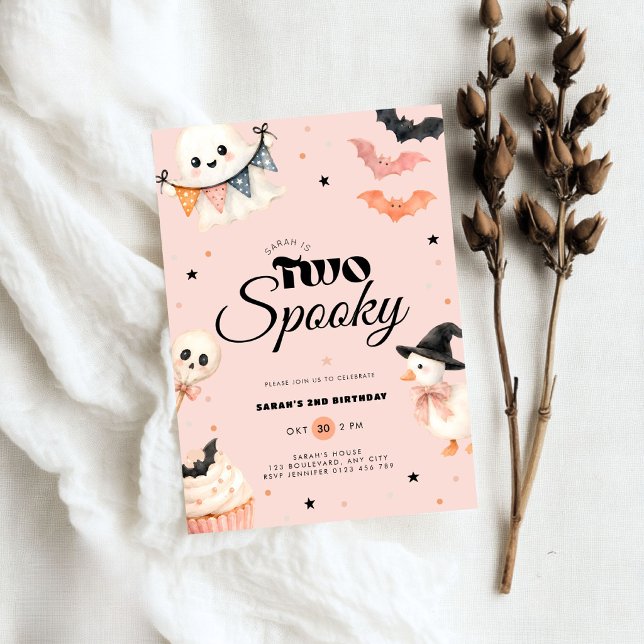 Invitación de cumpleaños espeluznante dos de Hallo (Girls pink halloween two spooky birthday invitation)