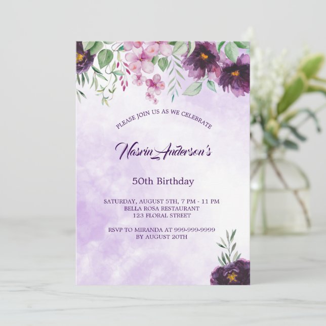 Invitación de cumpleaños floral morada elegante (Anverso de pie)