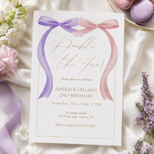 Invitación de cumpleaños gemela con lazo rosa y mo