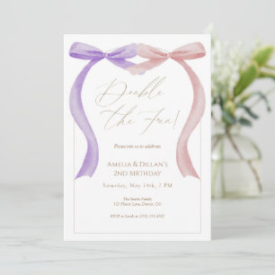 Invitación de cumpleaños gemela con lazo rosa y mo