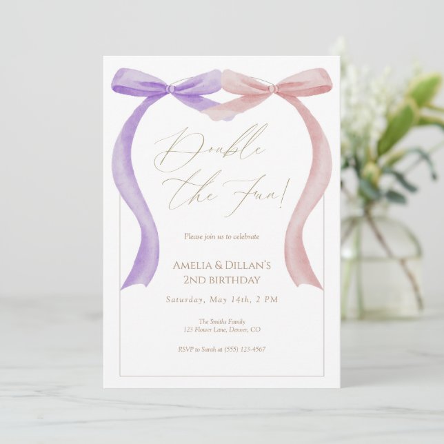 Invitación de cumpleaños gemela con lazo rosa y mo (Anverso de pie)