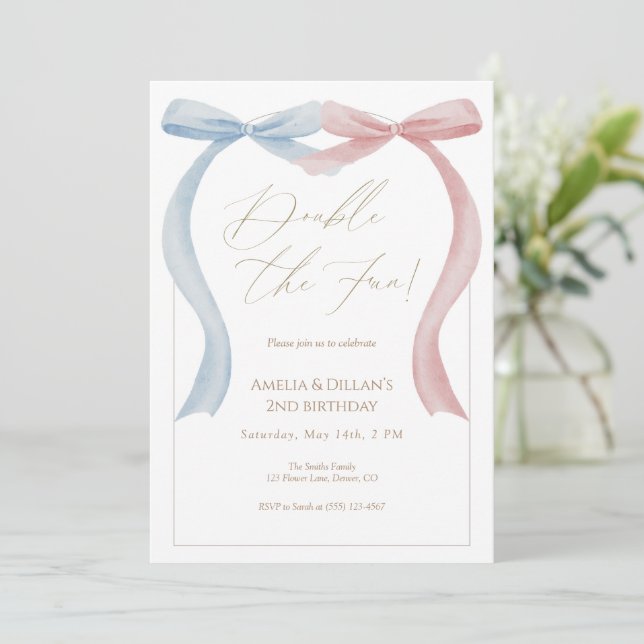 Invitación de cumpleaños gemelo con lazo azul rosa (Anverso de pie)