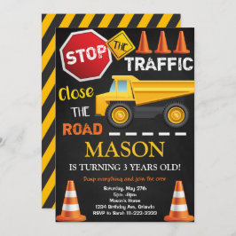 Invitación de cumpleaños negro a un camión de volc