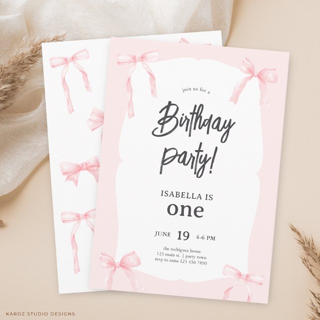 Invitación de Cumpleaños número 1 de Niña con Lazo (The invitation is shown at a 5x7-inch size. Choose size, paper, and corner style.)