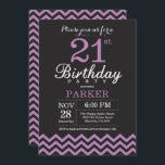 Invitación de cumpleaños número 21: negro y morado<br><div class="desc">Invitación de cumpleaños número 21 con Chevron negro y púrpura.Pizarra. Cumpleaños de adultos. Invitación a cumpleaños de hombre o mujer.
Para más personalización,  haga clic en el botón "Personalizar" y utilice nuestra herramienta de diseño para modificar esta plantilla.</div>