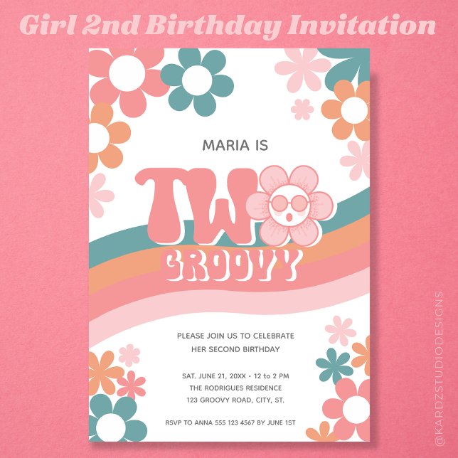 Invitación de cumpleaños número 2 de dos chicas re (Girl 2nd Birthday Invitation, with "Two Groovy" theme, cool daisies and retro vibes.)