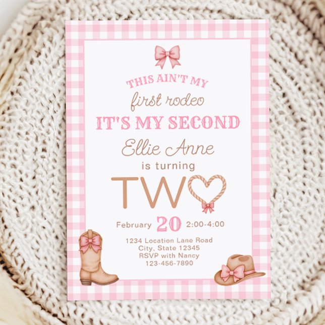 Invitación de cumpleaños número 2 de vaquera rosa  (Western style invitation with pink gingham and the word TWO in large letters with a heart rope)