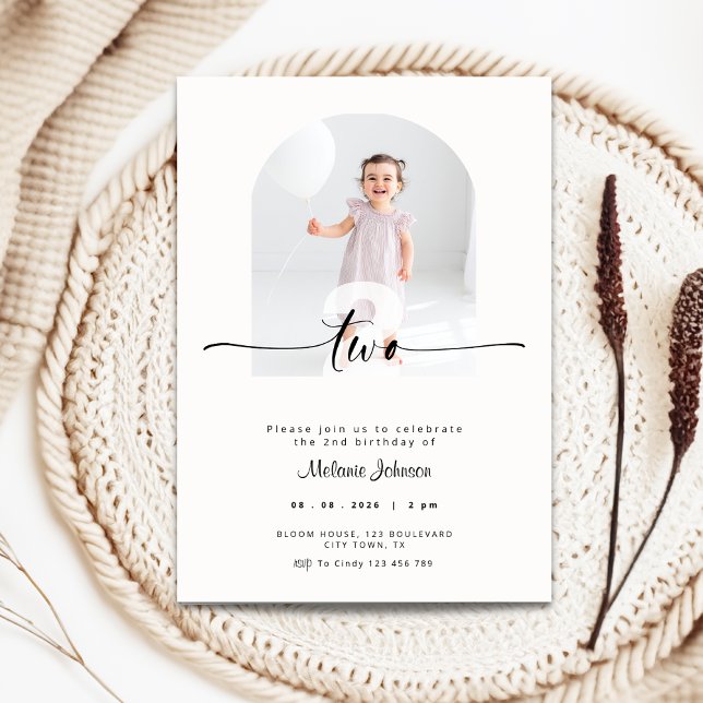 Invitación de cumpleaños número 2 moderna con foto (2nd birthday invitation with photo and cream color background)