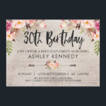Invitación de cumpleaños número 30 a la floral rús<br><div class="desc">Invitación de cumpleaños número 30 a la floral rústica Boho ¿Busca una invitación de boho floral o tribal por el 30 aniversario? Este diseño presenta tres arreglos florales y dos flechas sobre un fondo de granos de madera acuarela. También he añadido un texto moderno de caligrafía de pincel para el...</div>