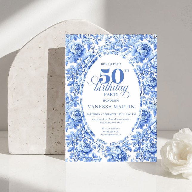 Invitación de cumpleaños número 50 elegante con to (Elegant Blue Toile Rose 50th Birthday Invitation)