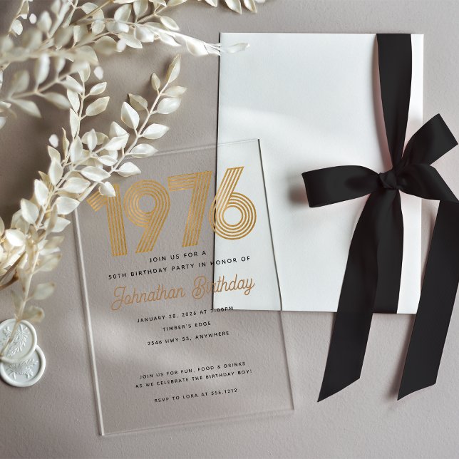 Invitación de cumpleaños número 50 en negro y fals (1976 Black and Faux Gold 50th Acrylic Birthday Invitation)