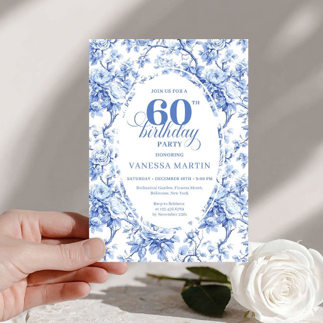 Invitación de cumpleaños número 60 de Pretty Dusty (Pretty Dusty Blue Toile Roses 60th Birthday Invite

)