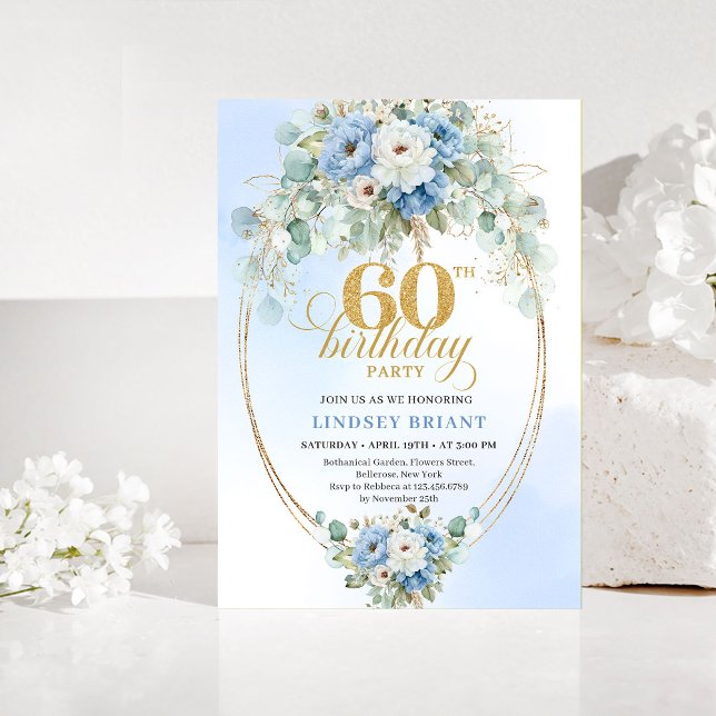 Invitación de cumpleaños número 60 Dusty Blue Flor (Dusty Blue Flowers Gold 60th Birthday Invitation)