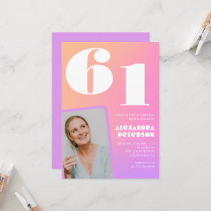 Invitación de cumpleaños número 61 con gradiente r