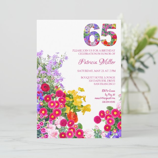 Invitación de cumpleaños número 65 con flores colo (Anverso de pie)