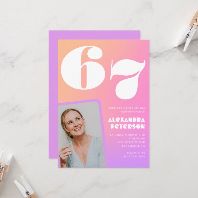 Invitación de cumpleaños número 67 con gradiente r (Anverso/Reverso In Situ)