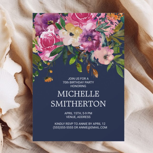 Invitación de cumpleaños número 70 rosa púrpura fl (Pink floral and greenery on navy blue birthday party invitation)