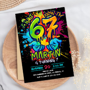 Invitación de cumpleaños número 7 con grafiti neón