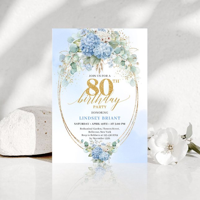Invitación de cumpleaños número 80 atemporal con f (Timeless Dusty Blue Floral 80th Birthday Invite)