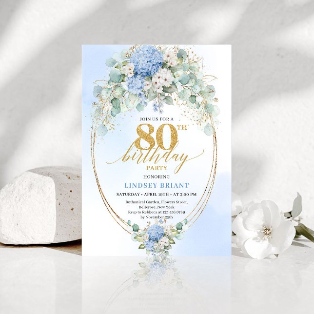 Invitación de cumpleaños número 80 de Hortensia Az (Timeless Blue Hydrangea Gold 80th Birthday Invite)