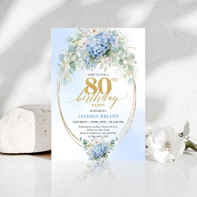 Invitación de cumpleaños número 80 Garden Blue Flo (Garden Blue Floral Gold 80th Birthday Invitation)