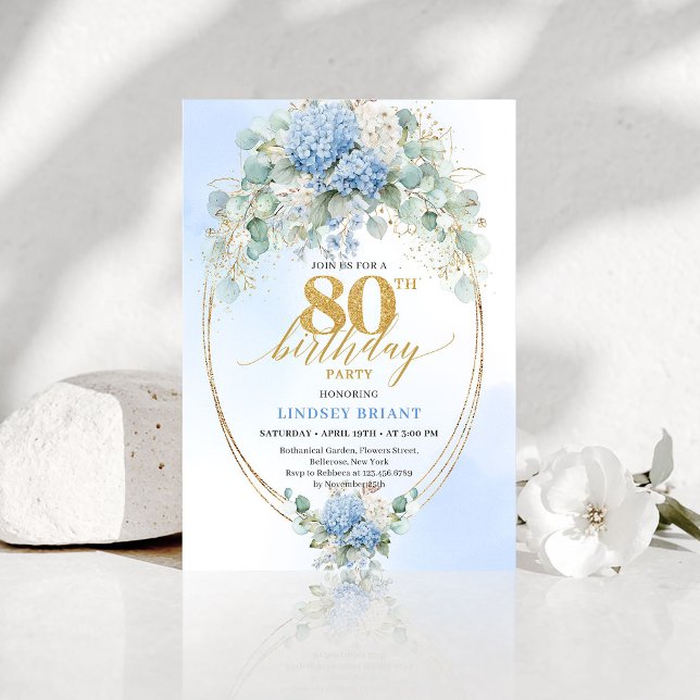 Invitación de cumpleaños número 80 Refined Blue Fl (Refined Blue Floral Gold 80th Birthday Invitation)