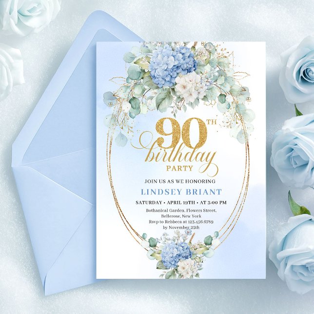 Invitación de cumpleaños número 90 Chic Light Blue (Chic Light Blue Floral Gold 90th Birthday Invitation)