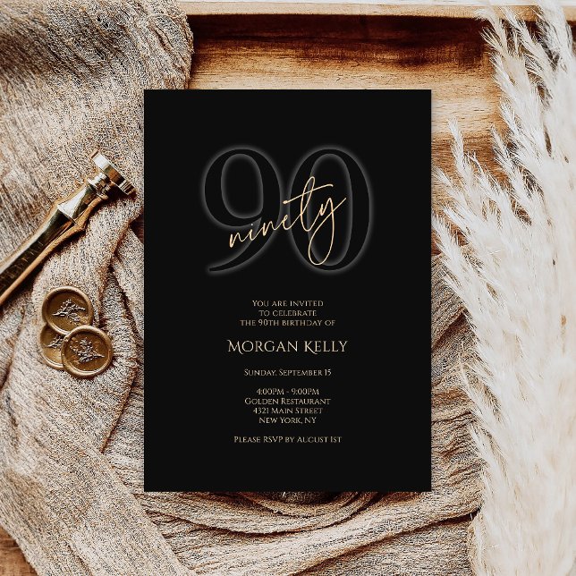 Invitación de cumpleaños número 90 de Oro Negro Mo (Modern Black Gold 90th Birthday Invitation Card)
