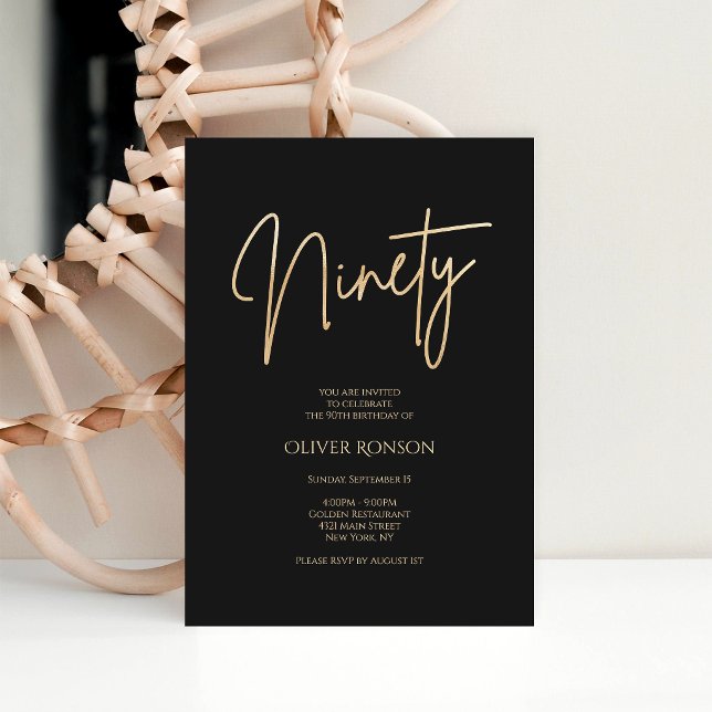 Invitación de cumpleaños número 90 elegante en neg (Elegant Black Gold 90th Birthday Invitation)