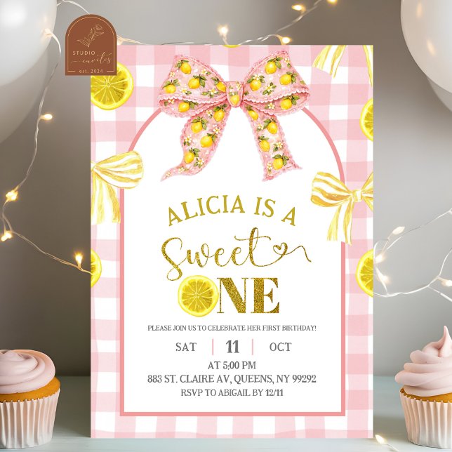 Invitación de cumpleaños número uno con lazo rosa  (Subido por el creador)