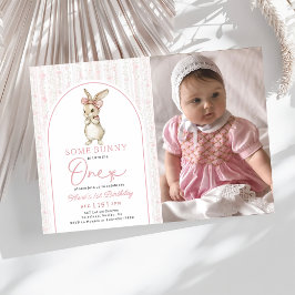 Invitación de cumpleaños número uno de conejo rosa