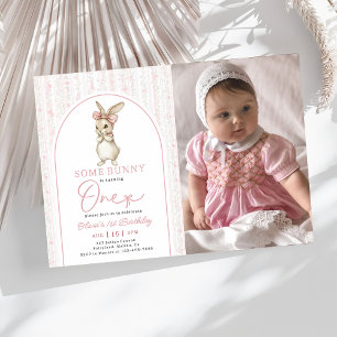 Invitación de cumpleaños número uno de conejo rosa