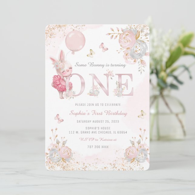 Invitación de cumpleaños personalizada de conejo p (Anverso de pie)
