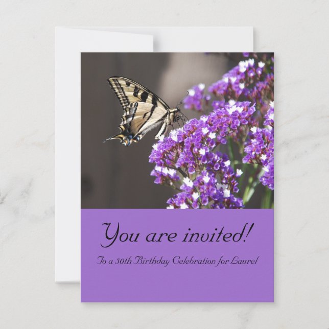 Invitación de cumpleaños púrpura 50 con mariposa (Anverso)