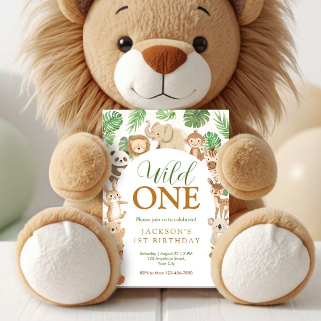 Invitación de cumpleaños Safari Wild One (Wild One safari birthday invitation with jungle animals and tropical greenery.)