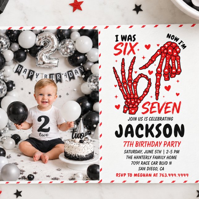 Invitación de cumpleaños seis siete con manos de e (Six Seven Birthday Skeleton Hands Party Invitation)