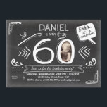 Invitación de cumpleaños sorpresa 60th Chalkboard<br><div class="desc">(H) ¡Una manera perfecta de invitar a sus invitados a esta fiesta especial de cumpleaños! ¡Chalkboard busca un cumpleaños número 60!
¡Puedes añadir tu propia foto!</div>