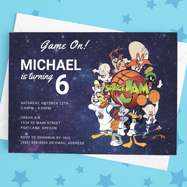 Invitación de cumpleaños SPACE JAM™ (Card on table)