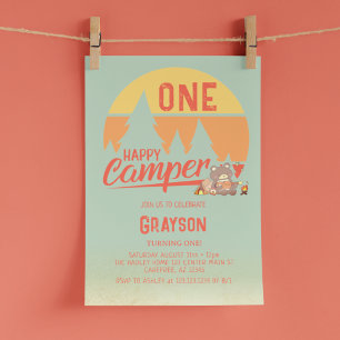 Invitación de cumpleaños verde de un campista feli